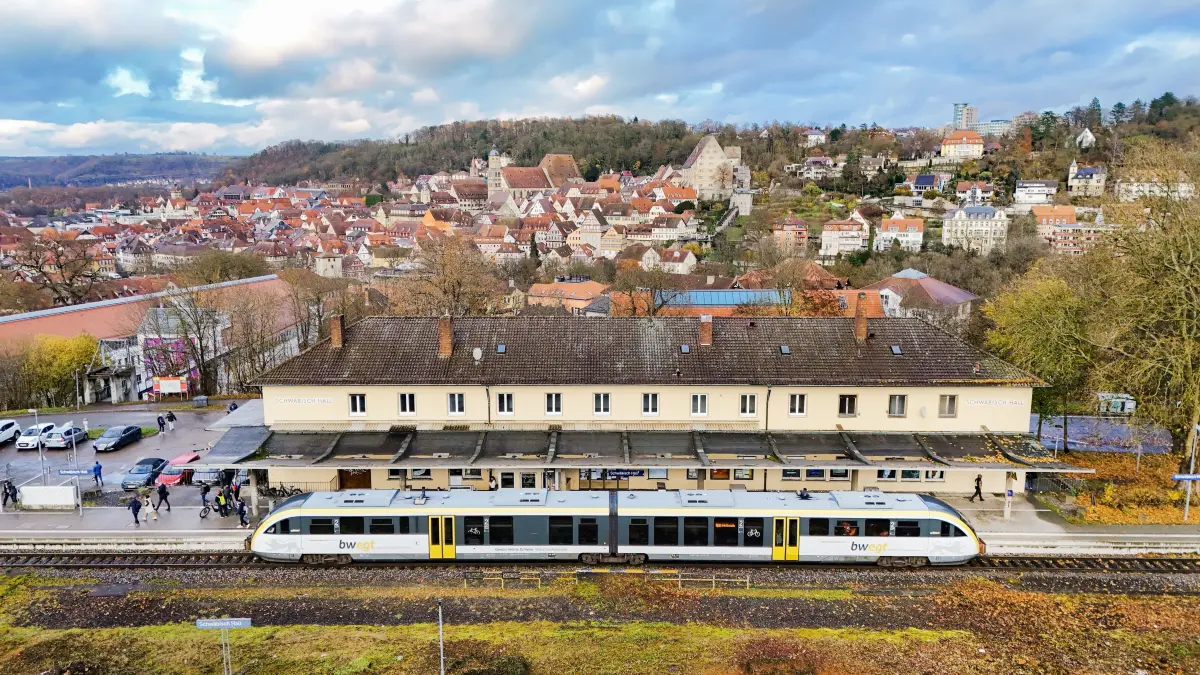 Bahnhof Schwäbisch Hall - Stadtbahnhof - Altstadt - Neuer Dieseltriebwagen der Bahn in Landesfarben -