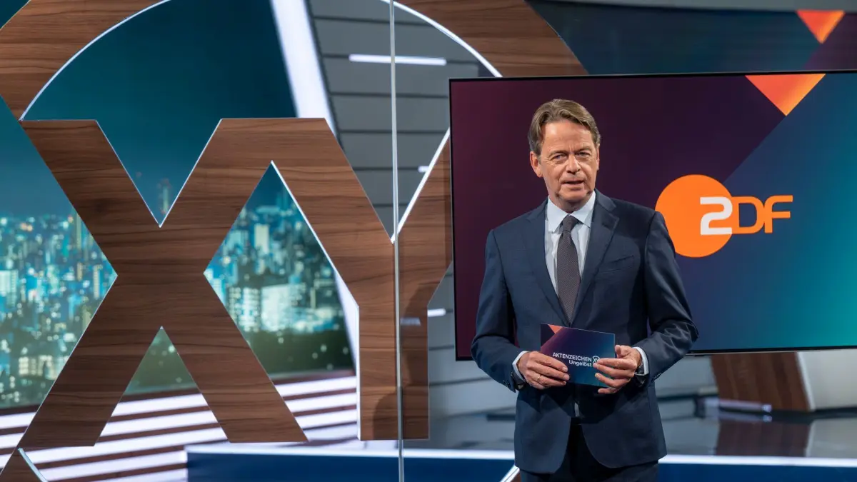 Studio von „Aktenzeichen XY... Ungelöst“: PRODUKTION - 04.11.2025, Bayern, München: Moderator Rudi Cerne steht im ZDF-Studio von "Aktenzeichen XY… Ungelöst" auf dem Bavaria Film Gelände. (zu dpa: «Zivilcourage rettet Leben – XY-Preis für Helfer verliehen») Foto: Peter Kneffel/dpa +++ dpa-Bildfunk +++