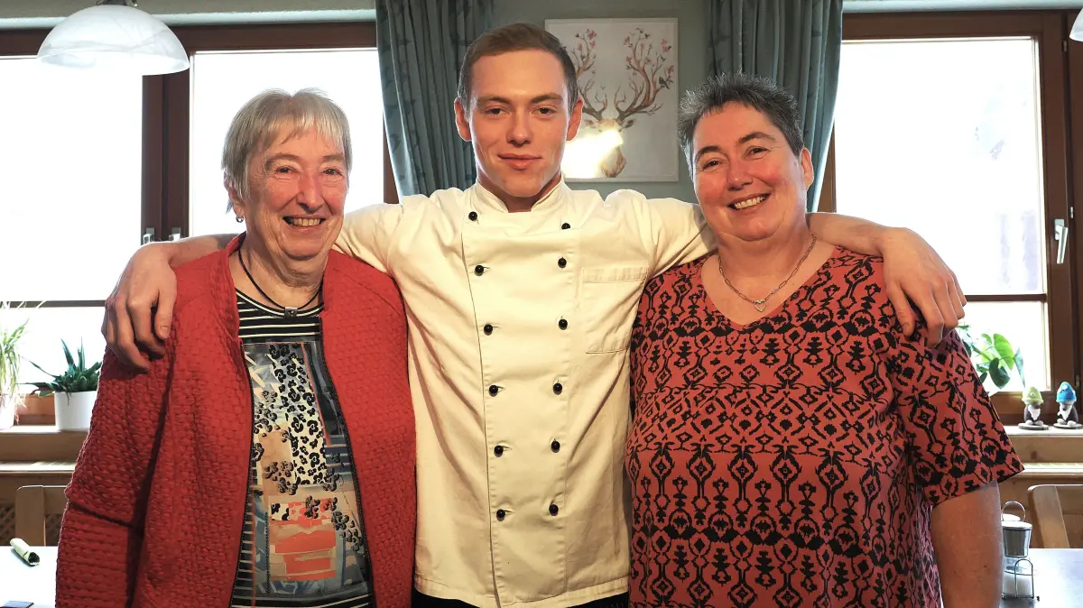 Diese drei Generationen und das Servicepersonal werden das Sport-Restaurant "Seeblick" betreiben. Der Koch Sven Henke umarmt seine Mutter Sandra (rechts) und die Oma Mina.