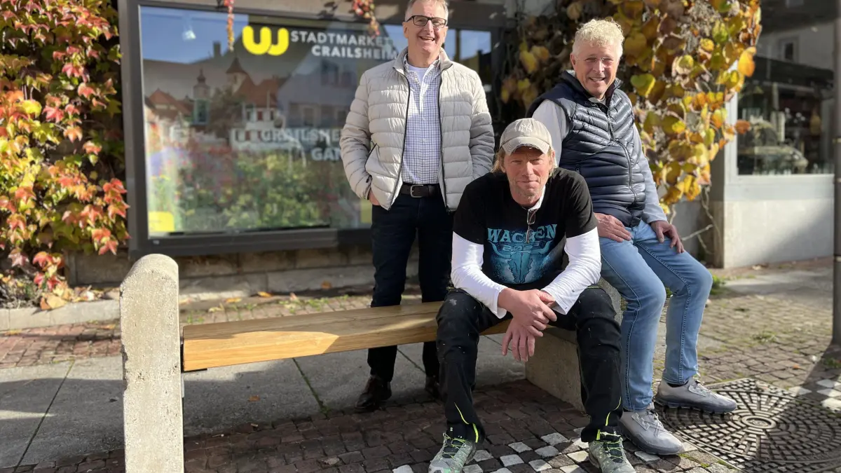 Sitzbänke Sanierung Crailsheim, Stadtmarketing Verein, Bank Stadtmarketing Büro, Jürgen Ulrich, ehemaliger 1. Vereinsvorsitz (rechts), Bernd Weinmann, selbstständiger Zimmermeister (mitte), Tilmann Wagner, 1. Vereinsvorsitz (links)
