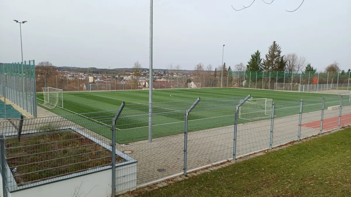 Der Kunstrasenplatz an der Längenfeldschule: Wir die TSG-Jugend hier über den Winter kicken?