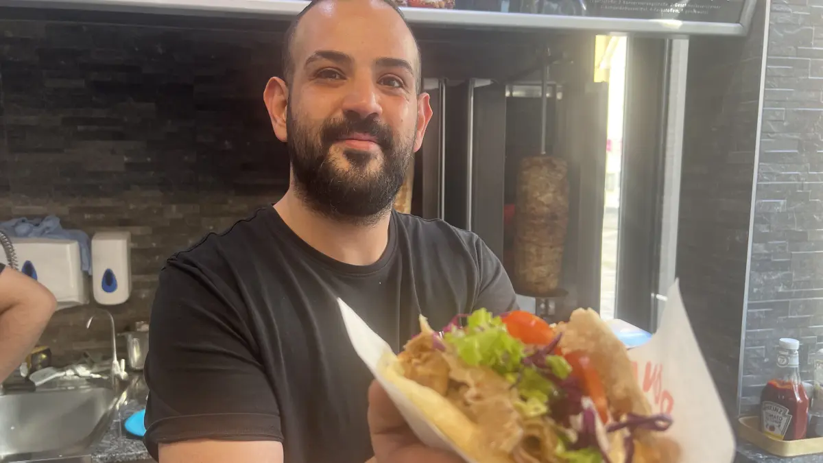 Einmal mit allem, bitte: Rokan Arslan vom Istanbul Kebap in der Hauptstraße mit der beliebten Fastfood-Fladenbrottasche.