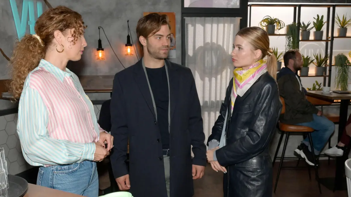 Nina (Maria Wedig) ist wieder zurück und bekommt ein ernstes Gespräch zwischen Julian (Onno Buß) und Johanna (Charlott Reschke) mit.