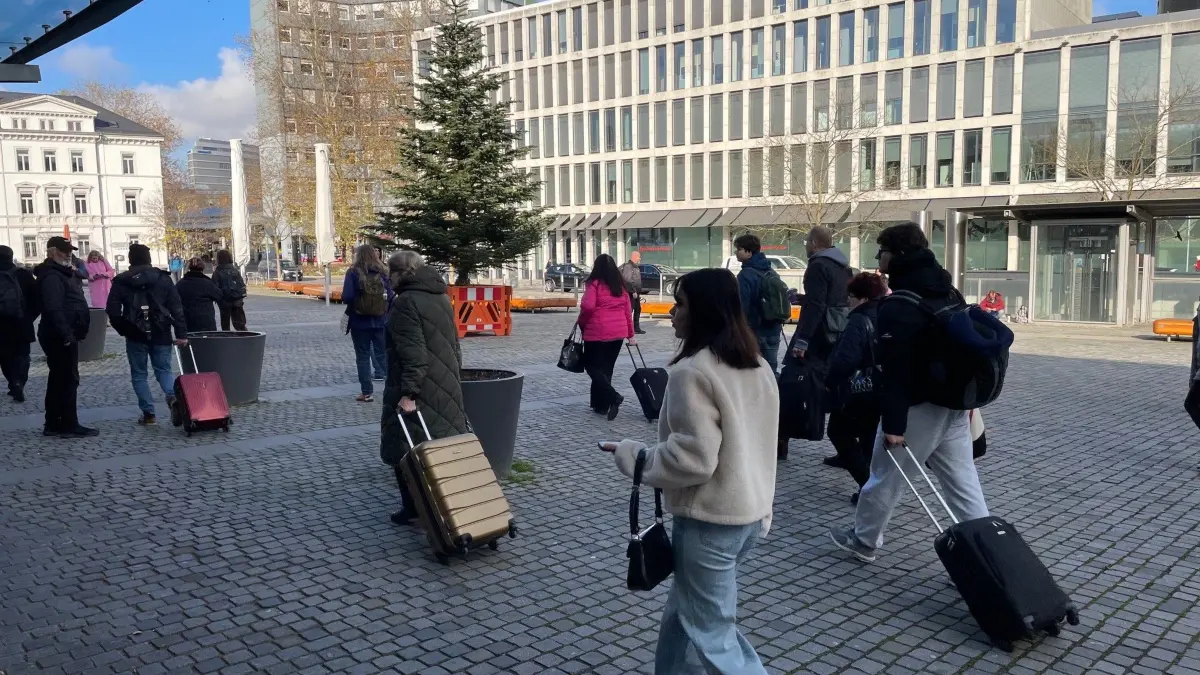 Reisende können ab 11.30 Uhr einen Schienenersatzverkehr ab dem ZOB benutzen.