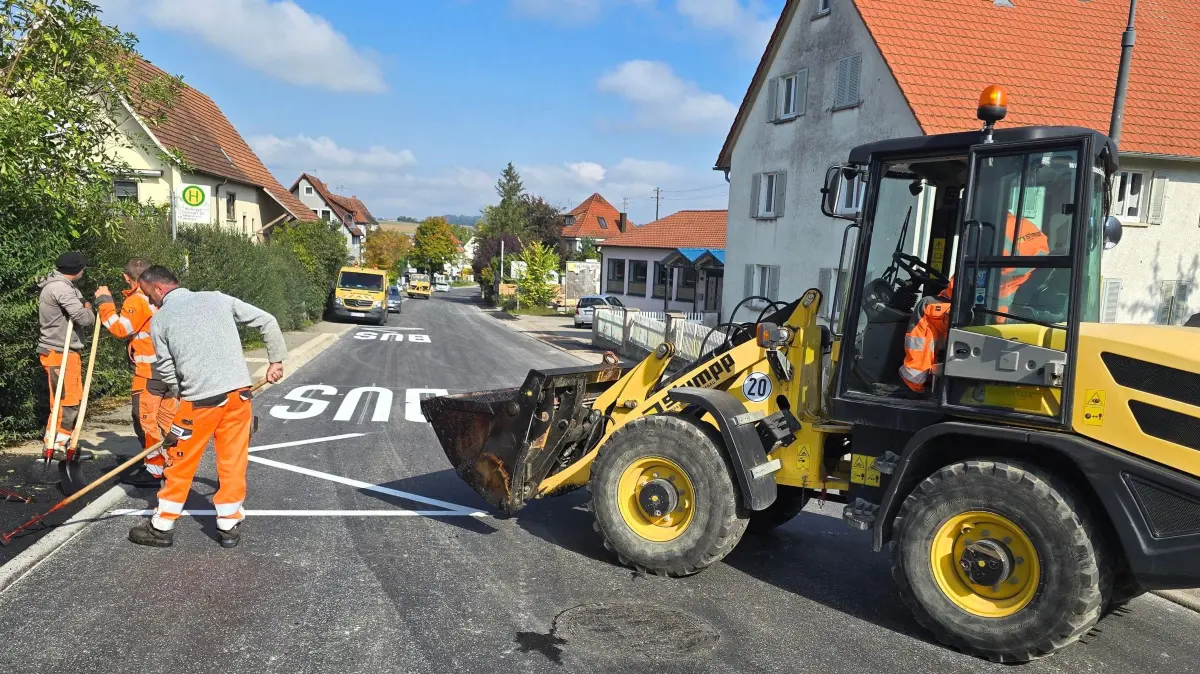 Ortsdurchfahrt Hirrlingen: Obwohl in Hirrlingen der erste Sanierungsabschnitt der Ortsdurchfahrt nahezu fertig ist, müssen sich bis zur endgültigen Fertigstellung (der zweite Bauabschnitt hat diese Woche begonnen) die Autofahrer noch bis Ende November gedulden. Nur für Linienbusse ist die Teilstrecke freigegeben.