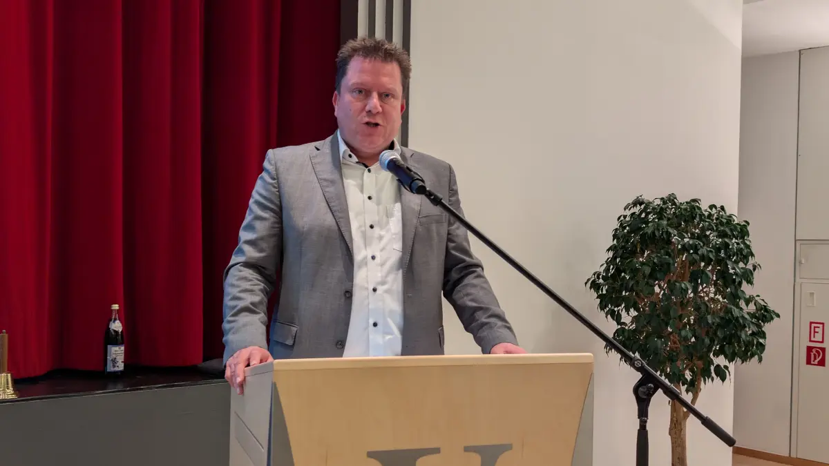 Bürgermeister Michael Neher bei der Vöhringer Bürgerversammlung im Wolfgang-Eychmüller-Haus.