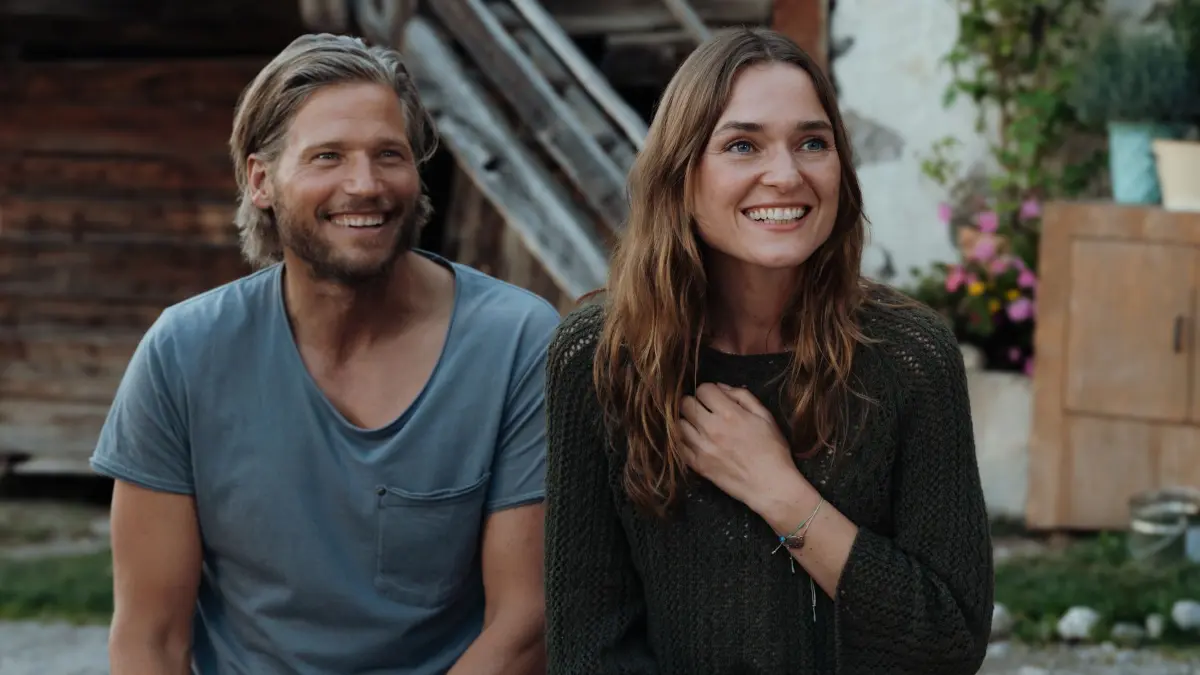 Markus Kofler (Sebastian Ströbel) und Nina Reuther (Josephin Busch) versöhnen sich in der „Die Bergretter“-Folge „Lippenbekenntnisse“.