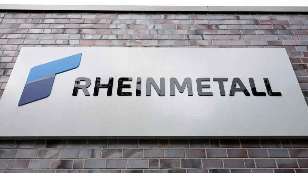 Rüstungsunternehmen Rheinmetall: ARCHIV - 24.07.2025, Niedersachsen, Unterlüß: Der Schriftzug vom Rüstungsunternehmen Rheinmetall steht an einem Gebäude im Rheinmetall-Werk in Unterlüß. Deutschlands größte Rüstungsfirma möchte ihren Umsatz bis 2030 auf 50 Milliarden Euro etwa verfünffachen. (zu dpa: «Rheinmetall peilt 50-Milliarden-Umsatz an») Foto: Michael Matthey/dpa +++ dpa-Bildfunk +++