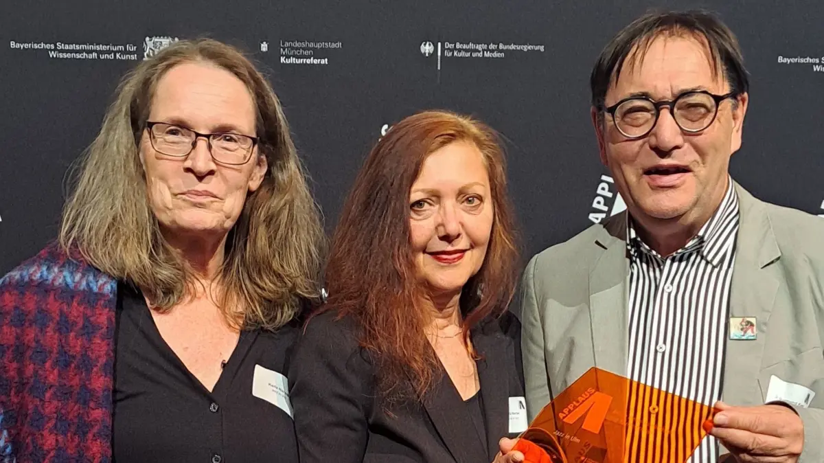 Die Feierdelegation mit dem Preis: (von links) Stadthaus-Leiterin Karla Nieraad sowie Isolde Werner und Raimund Kast vom Verein für moderne Musik.
