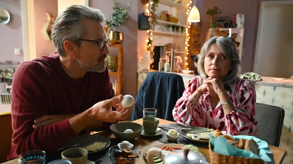 Daniela (Berrit Arnold) bedauert im Gespräch mit Henning (Stefan Bockelmann), dass ihre Schwester Hanna ihre Bedürfnisse für andere hinten anstellt.