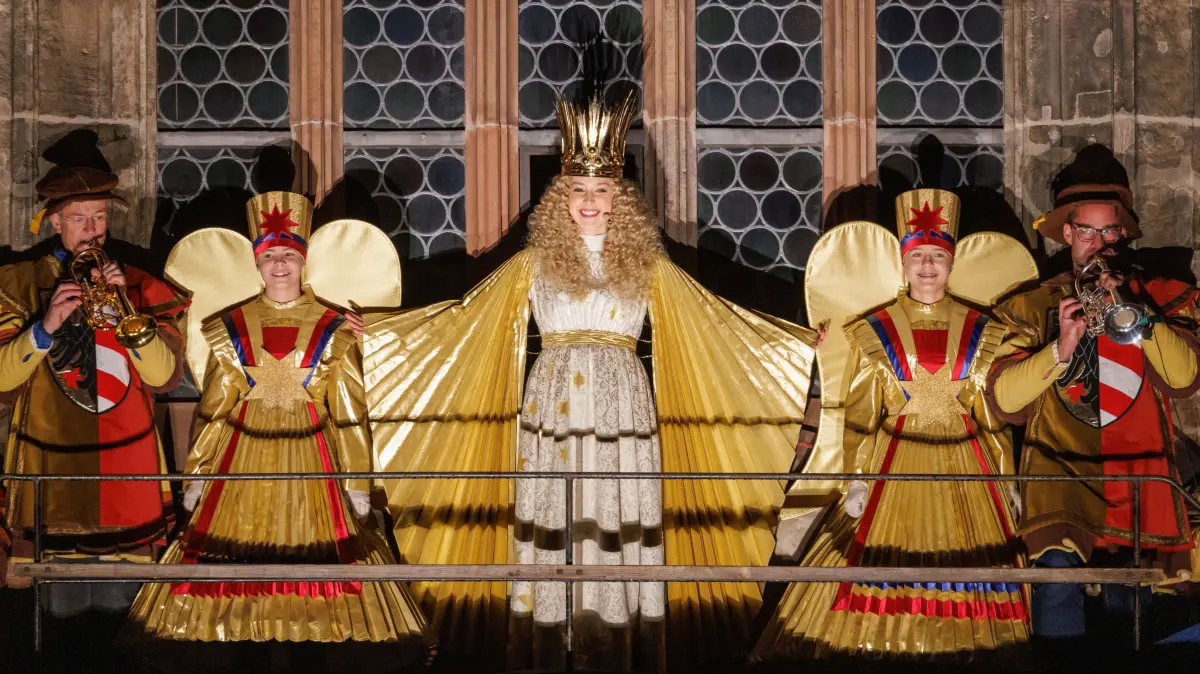 Mit dem feierlichen Prolog eröffnet das Nürnberger Christkind, Teresa Windschall (M), auf der Empore der Frauenkirche offiziell den Nürnberger Christkindlesmarkt 2022. Wer wird ihre Nachfolgerin? (zu dpa «Neues Nürnberger Christkind wird gewählt»). +++ dpa-Bildfunk +++