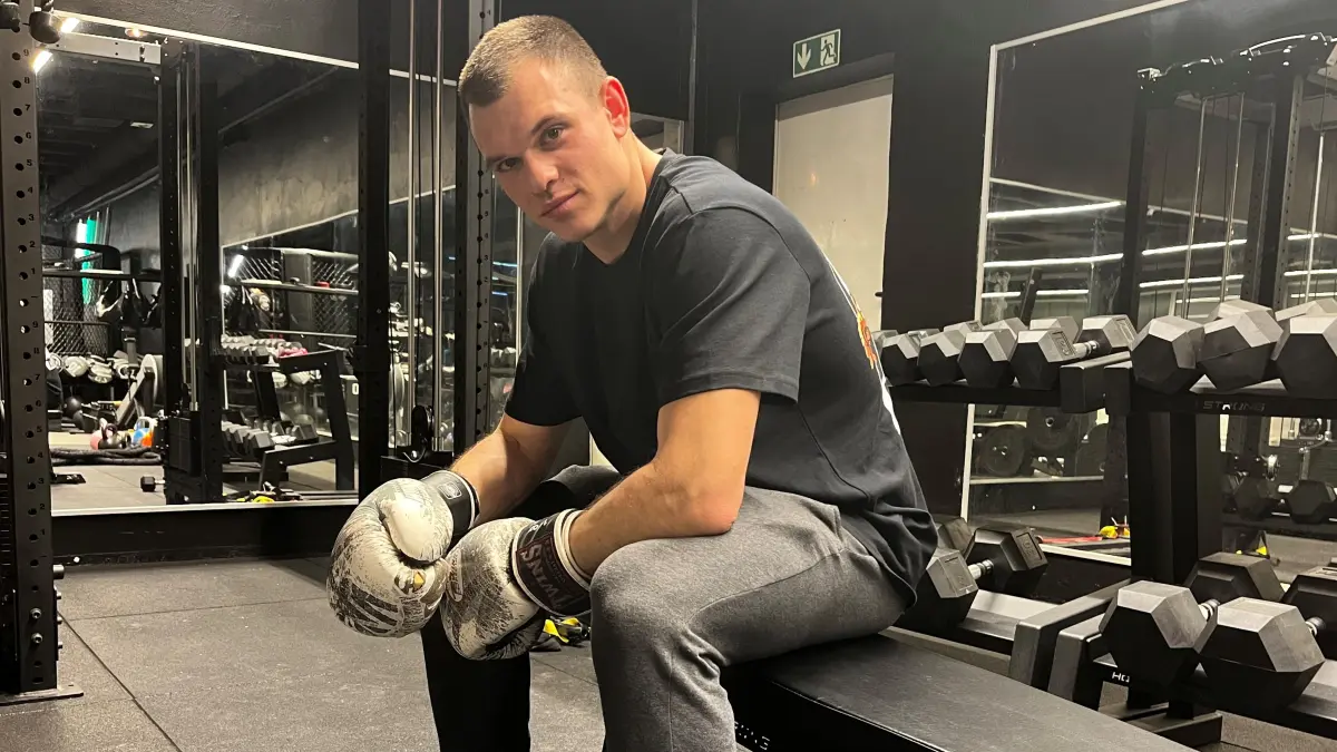 Sprang spontan für einen erkrankten Freund ein und wurde ganz spontan WKO-Weltmeister: der Reutlinger Kickboxer Agon Bellaqa.