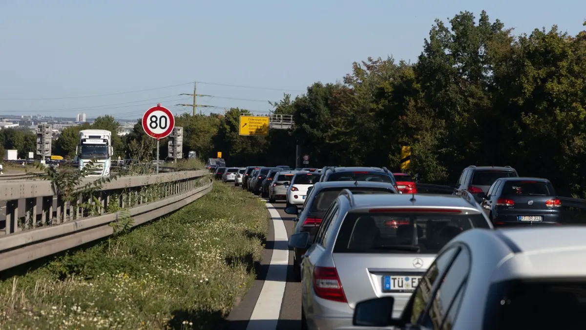 Tempo 60 Anzeige auf der B27 zwischen Möhringen und Degerloch sowie Stau auf dem Abschnitt zwischen Filderstadt und Stuttgart.