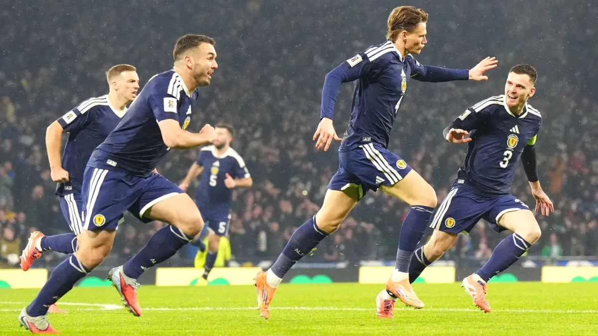Schottland - Dänemark: 18.11.2025, Großbritannien, Glasgow: Fußball: WM-Qualifikation Europa, Schottland - Dänemark, Gruppenphase, Gruppe C, 6. Spieltag, Der schottische Nationalspieler Scott McTominay (2.vr) feiert mit seinen Mannschaftskameraden den ersten Treffer der Partie. Foto: Jane Barlow/PA Wire/dpa +++ dpa-Bildfunk +++