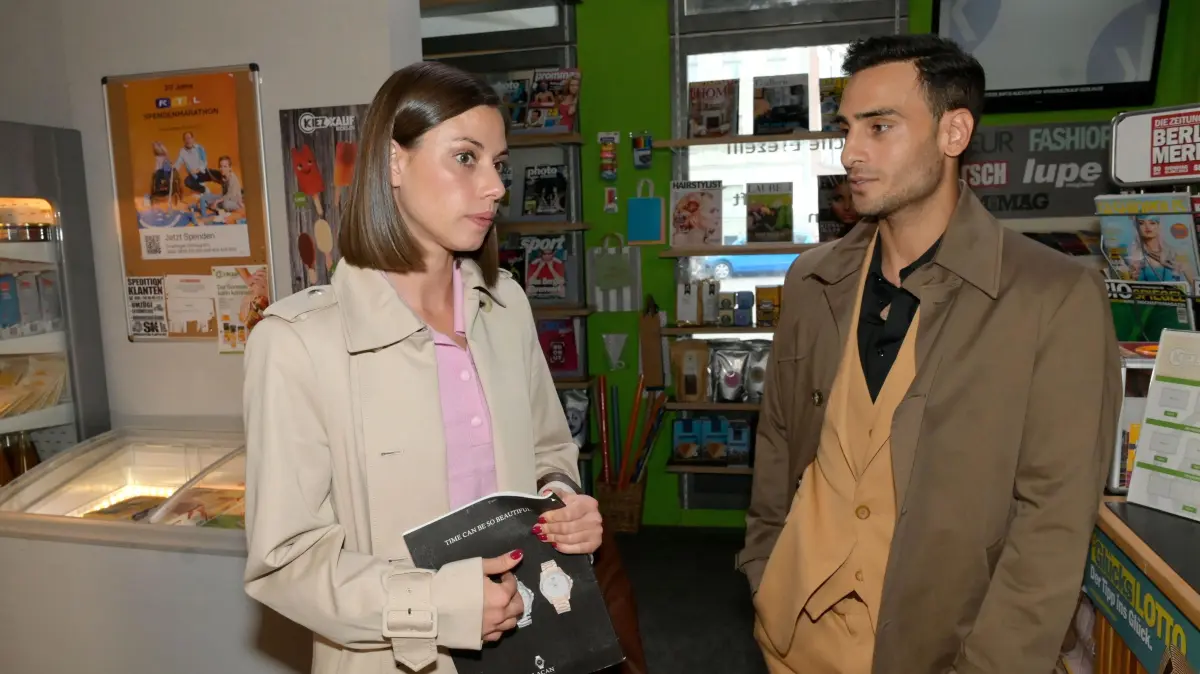 Nihat (Timur Ülker) signalisiert Matilda (Anna-Katharina Fecher), dass sie ihm noch immer viel bedeutet.