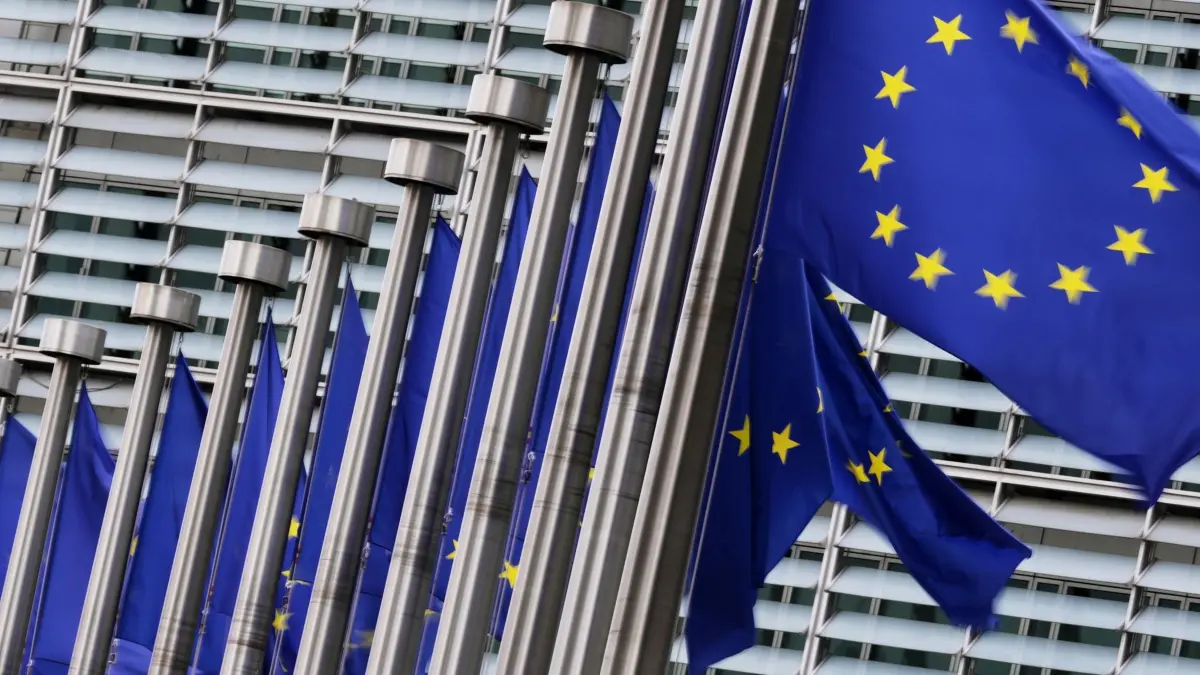 EU-Kommission: ARCHIV - 03.09.2025, Belgien, Brüssel: Die Flaggen der Europäischen Union flattern im Wind vor dem EU-Hauptquartier. (zu dpa: «Cloud-Dienste von Amazon und Microsoft im Visier der EU») Foto: Virginia Mayo/AP/dpa +++ dpa-Bildfunk +++
