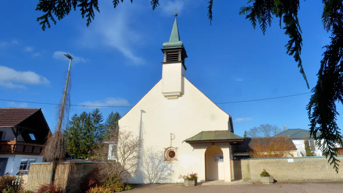 Die evangelische Kirche in Altenstadt soll verkauft werden. Sie ist ein Gemeindegebäude von 45 im Dekanat Neu-Ulm, die unter den Hammer sollen.