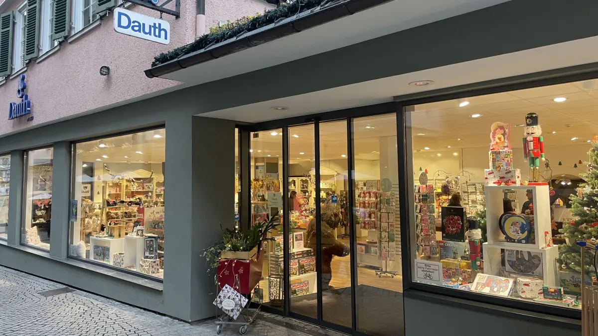 Die Schaufenster des Ladens Spielwaren Dauth ist schon mit Weihnachtsdeko geschmückt.