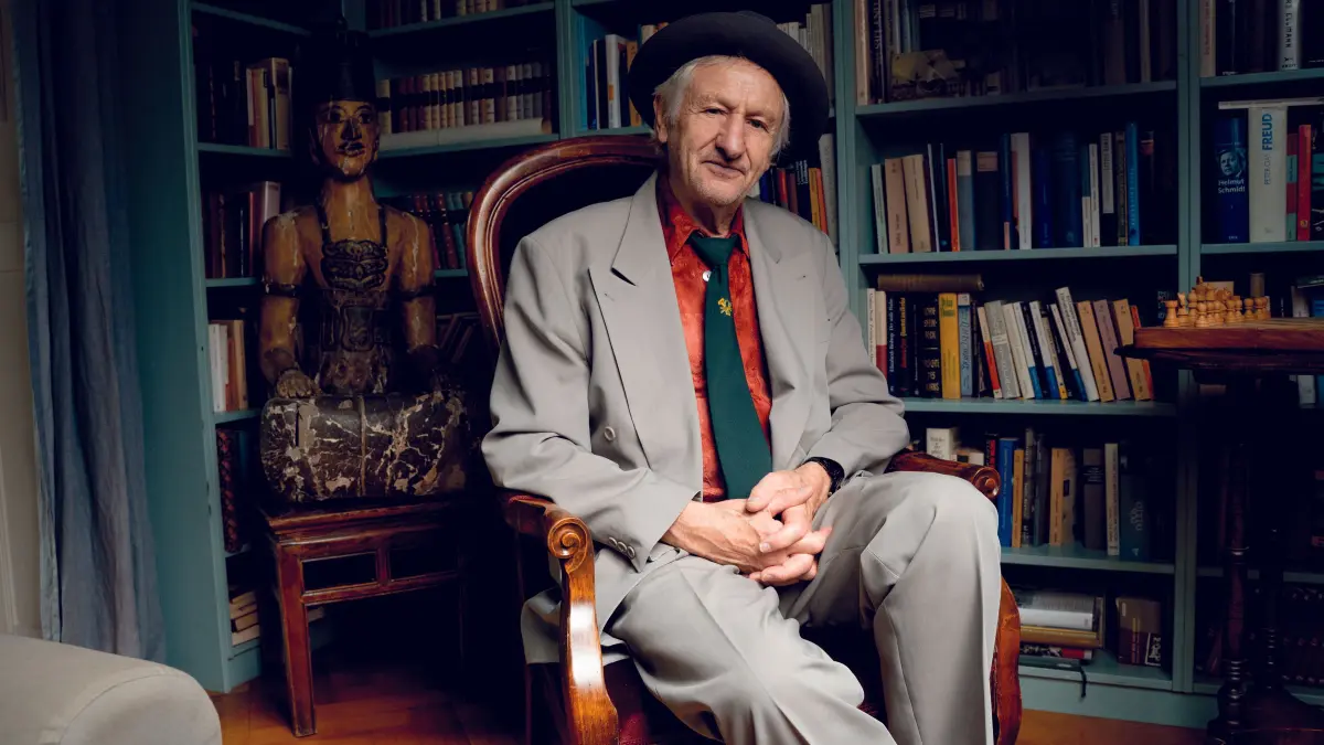 Steht seit 40 Jahren auf der Bühne, hier aber sitzt er vor seinen Büchern: Georg Ringsgwandl.