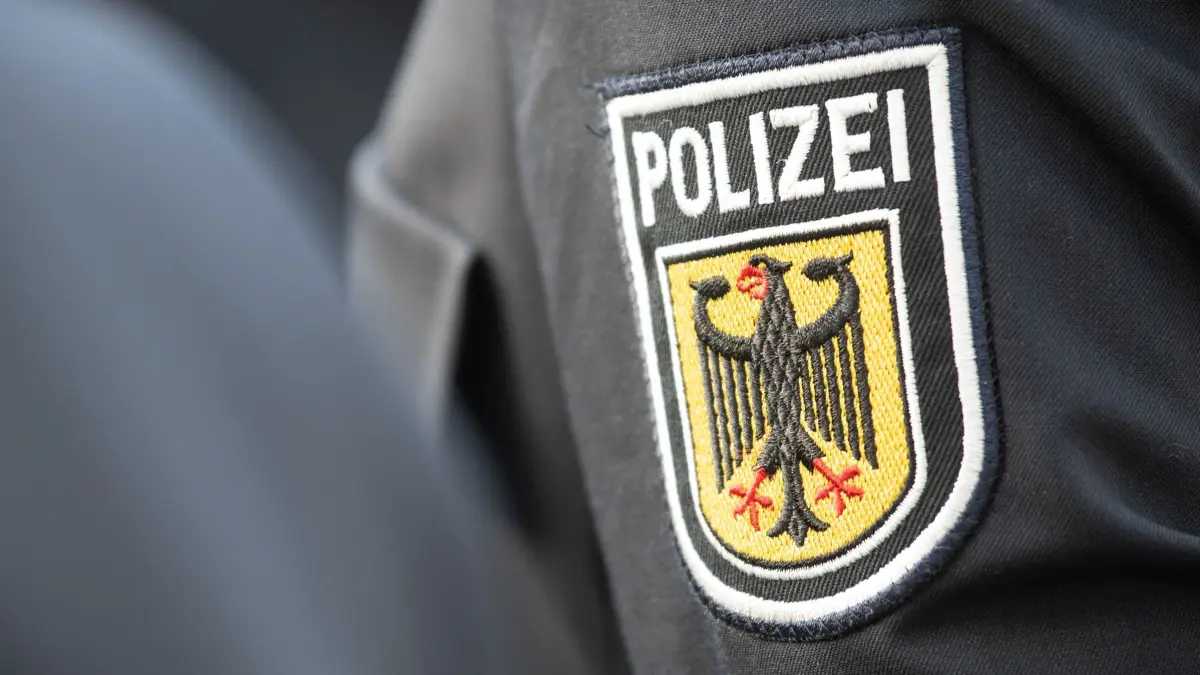 Bundespolizei: ARCHIV - 23.03.2022, Hessen, Frankfurt/Main: Polizeiabzeichen der Bundespolizei (zu dpa: «Verurteilter Mörder nach Abschiebung erneut festgenommen») Foto: Boris Roessler/dpa +++ dpa-Bildfunk +++
