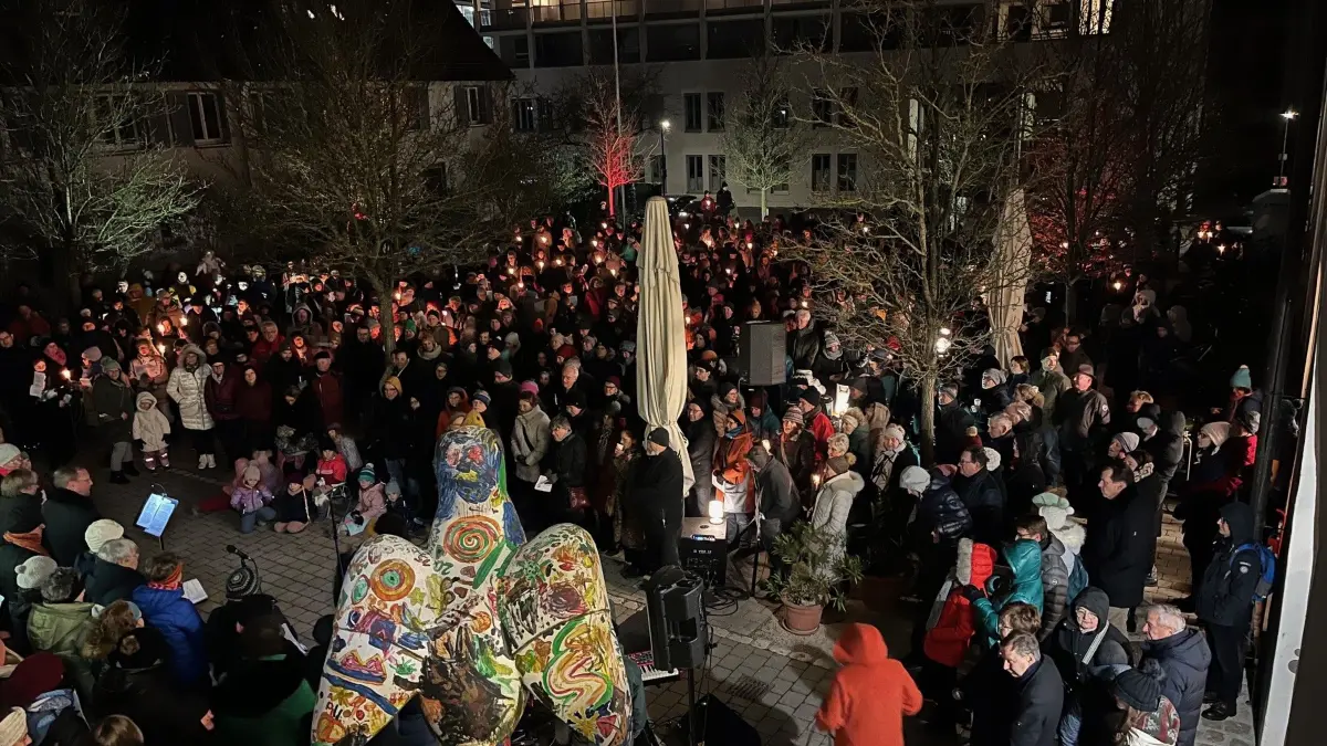 Großer Andrang beim Adventsliedersingen im Grünen Hof im Dezember 2024.