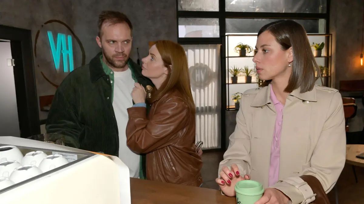 Erik (Patrick Heinrich) hat seine Frau Toni (Olivia Marei) mit Matilda (Anna-Katharina Fecher) betrogen.