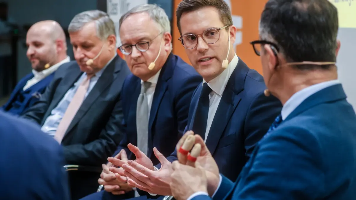 Debatte mit Spitzenkandidaten für die Landtagswahl: 18.11.2025, Baden-Württemberg, Stuttgart: Bei einer Debatte in der Lapp Europazentrale sitzen die Spitzenkandidaten für die Landtagswahl in Baden-Württemberg 2026 auf der Bühne und führen eine Diskussion. Die Partei-Spitzenkandidaten von l-r: Markus Frohnmaier (AfD), Hans-Ulrich Rülke (FDP), Andreas Stoch (SPD), Manuel Hagel (CDU) und Cem Özdemir (Bündnis 90/Die Grünen). Foto: Christoph Schmidt/dpa +++ dpa-Bildfunk +++