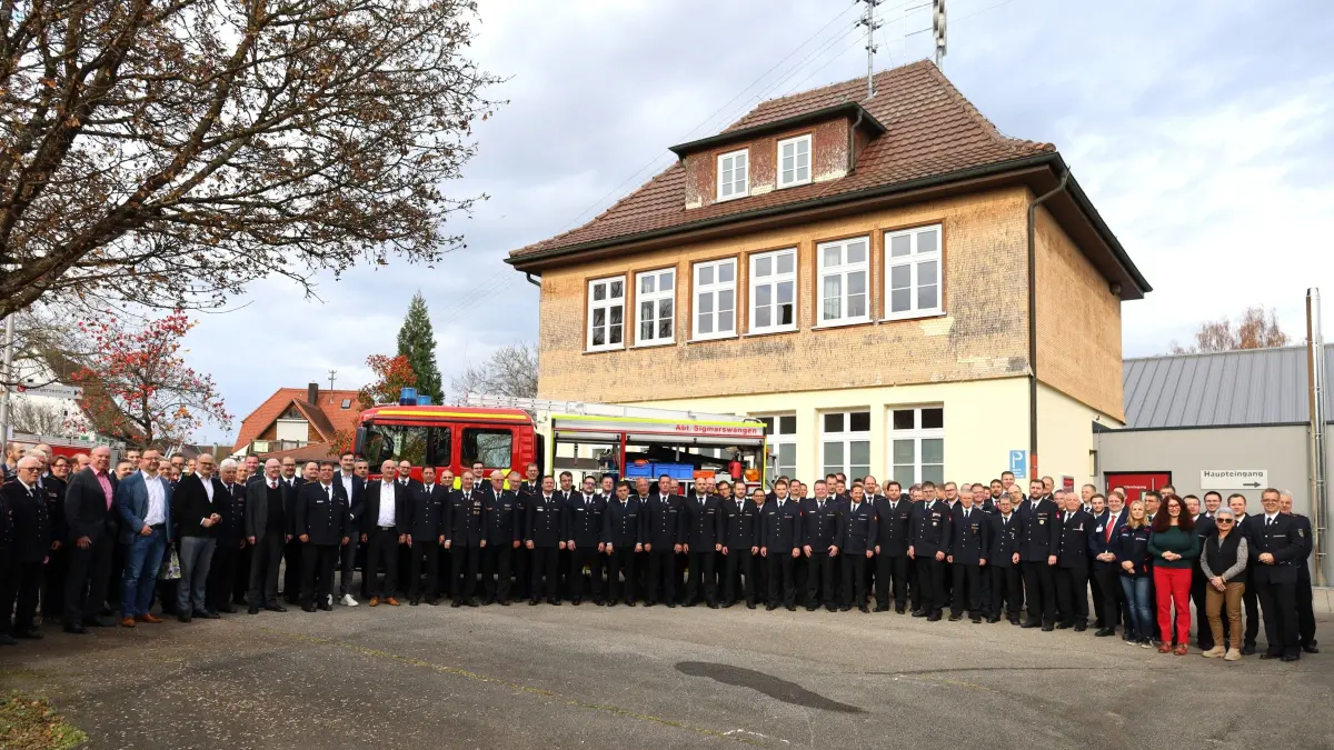 Gruppenfoto mit Landrat: Der Kreisfeuerwehrverband Rottweil hielt in Sigmarswangen seine Versammlung ab.