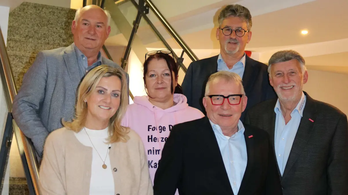 Der Vorstand der Kreishandwerkerschaft wurde im Amt bestätigt. Er setzt sich zusammen aus Hartmut Wörz, Angelika Gold, Monika Schaffner, Kreishandwerksmeister Ulrich Stein, Eberhardt Glück und Rainer Biedermann (von links). Auf dem Bild fehlt Horst Philipp.