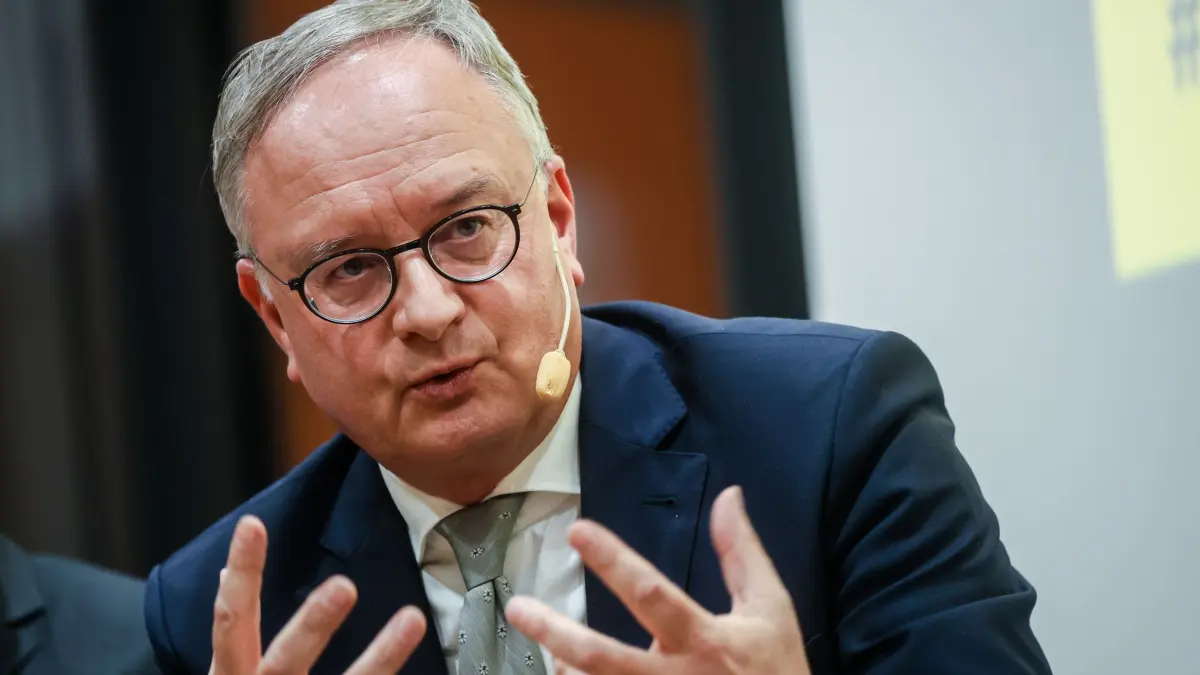 Debatte mit Spitzenkandidaten für die Landtagswahl: 18.11.2025, Baden-Württemberg, Stuttgart: Bei einer Debatte in der Lapp Europazentrale mit den Spitzenkandidaten für die Landtagswahl Baden-Württemberg 2026 spricht Andreas Stoch (SPD) auf der Bühne zu anwesenden Gästen. Foto: Christoph Schmidt/dpa +++ dpa-Bildfunk +++