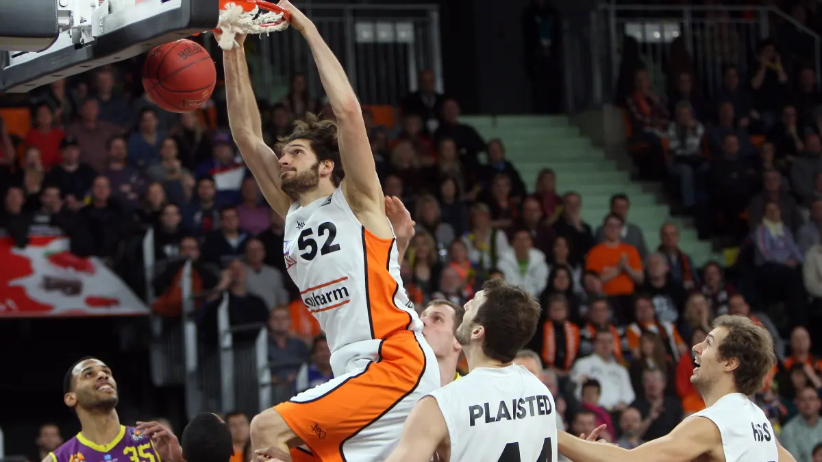 Neu-Ulm, BBL, Ratiopharm Ulm - Phoenix Hagen: Keaton Nankivil im Sprung am Korb.
