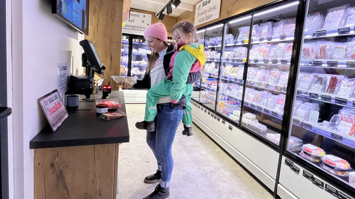 Stefanie Frasch-Righi und ihre Tochter Ella aus Entringen testen die Selbstbedienung im Mini-Me der Metzgerei Egeler in Reusten