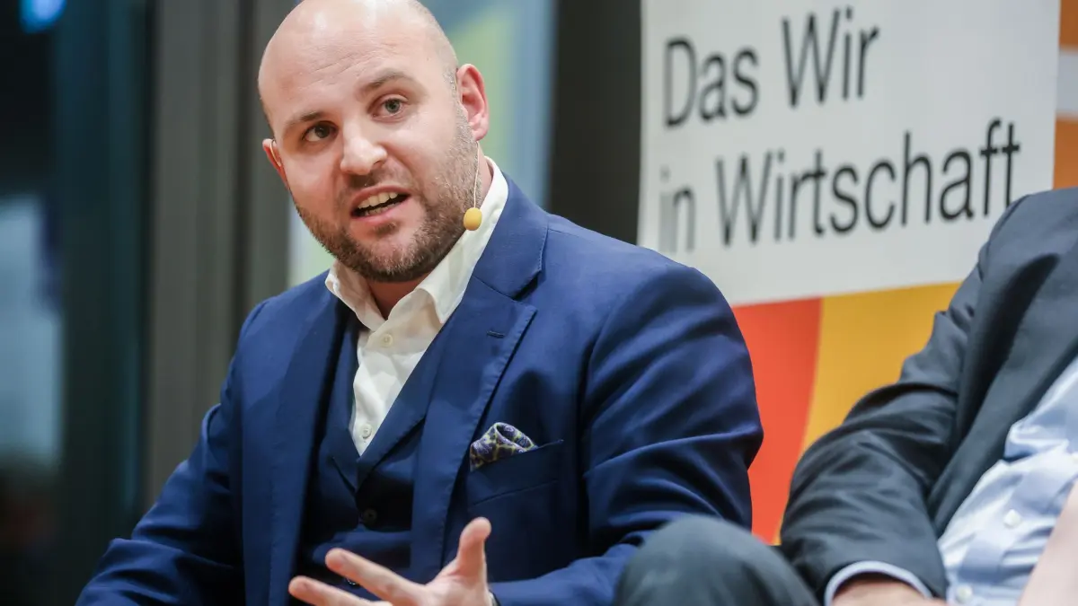 Debatte mit Spitzenkandidaten für die Landtagswahl: 18.11.2025, Baden-Württemberg, Stuttgart: Bei einer Debatte in der Lapp Europazentrale mit den Spitzenkandidaten für die Landtagswahl in Baden-Württemberg 2026 spricht Markus Frohnmaier (AfD) auf der Bühne zu anwesenden Gästen. Foto: Christoph Schmidt/dpa +++ dpa-Bildfunk +++