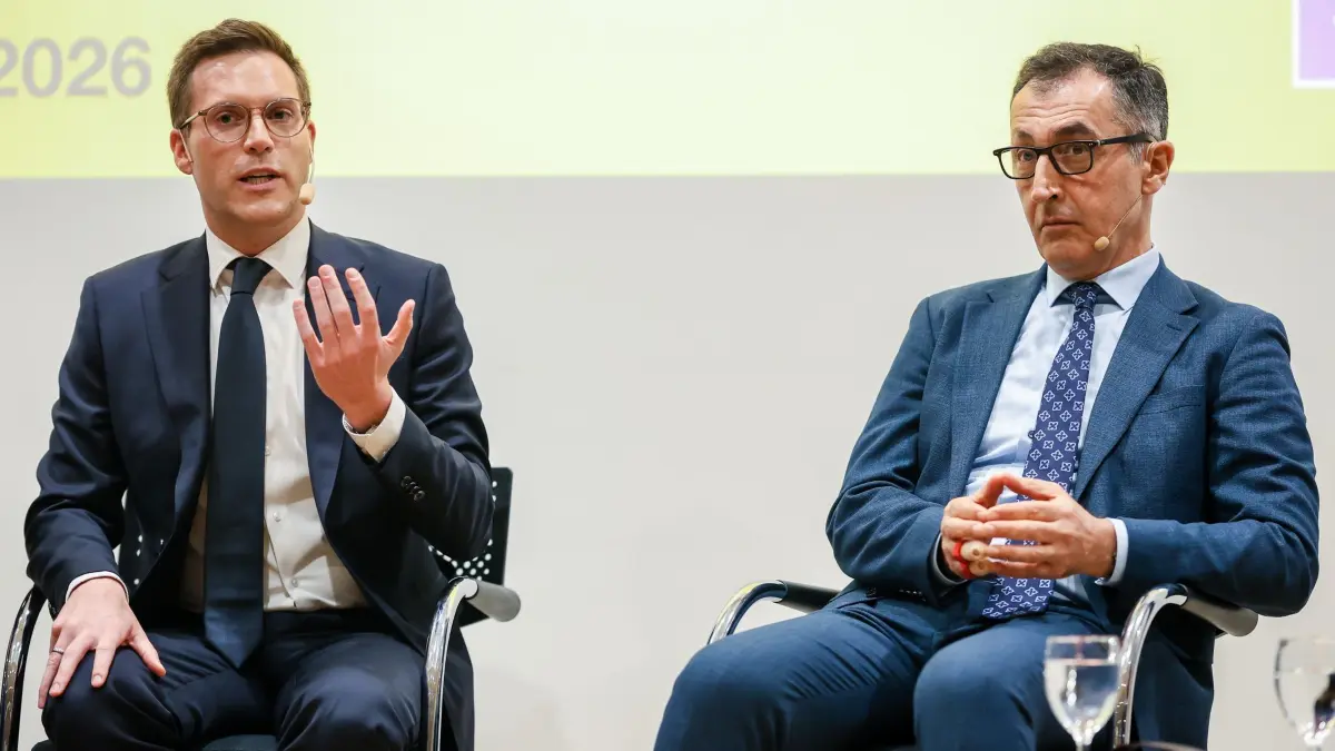Debatte mit Spitzenkandidaten für die Landtagswahl: 18.11.2025, Baden-Württemberg, Stuttgart: Bei einer Debatte in der Lapp Europazentrale mit den Spitzenkandidaten für die Landtagswahl in Baden-Württemberg 2026 spricht auf der Bühne Manuel Hagel (l, CDU) neben Cem Özdemir (Bündnis 90/Die Grünen) zu anwesenden Gästen. Foto: Christoph Schmidt/dpa +++ dpa-Bildfunk +++