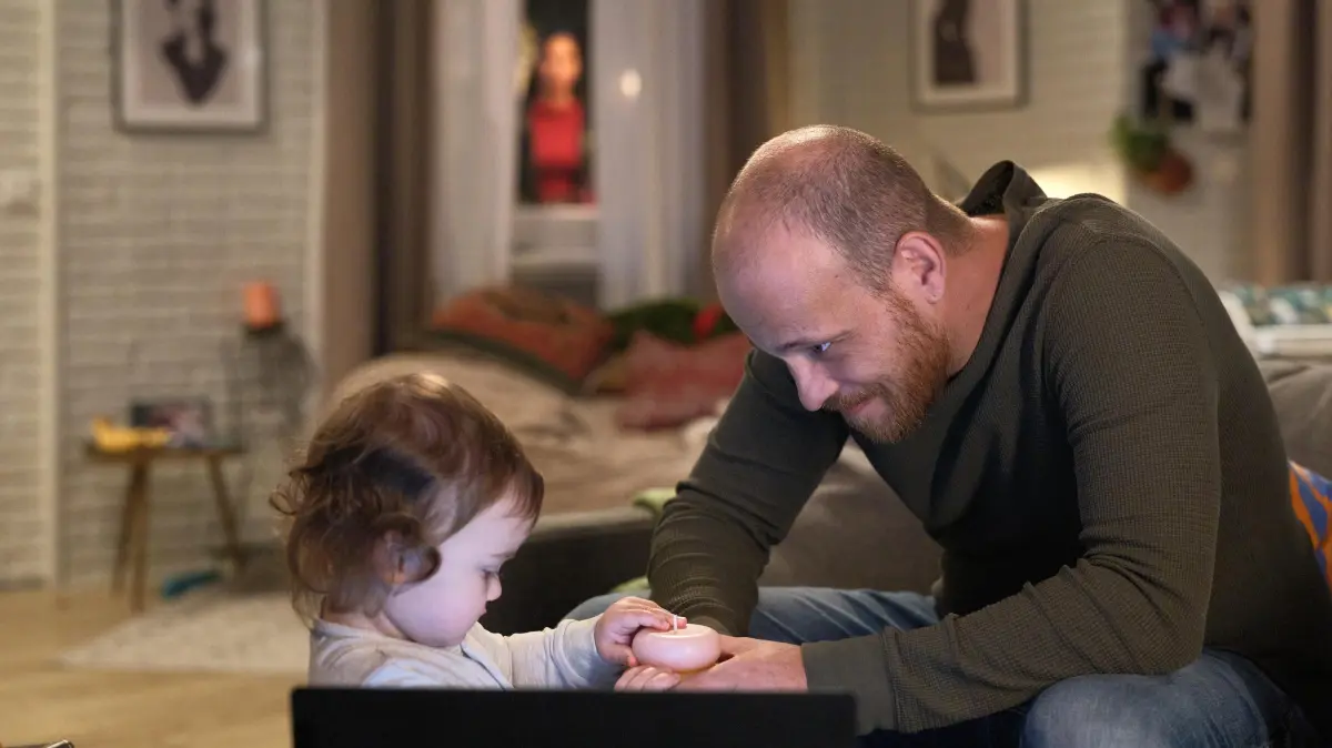 Tobias (Patrick Müller) bringt es endlich übers Herz, Leo (l.) von seiner Mutter zu erzählen.