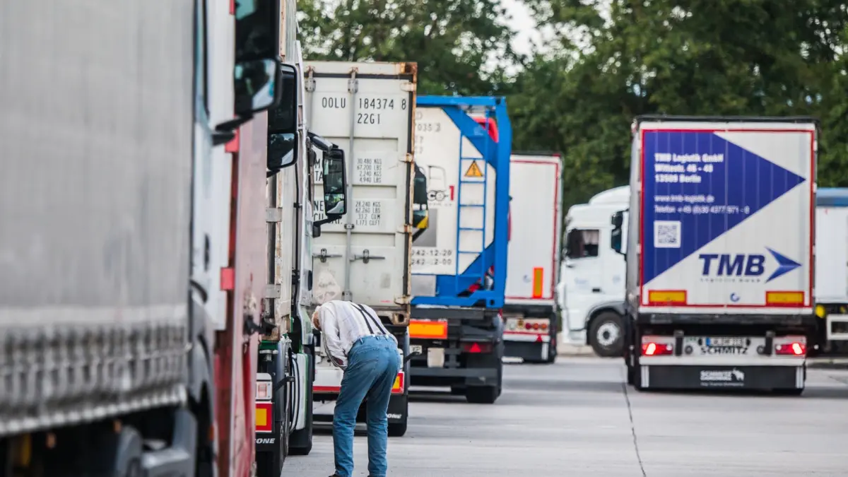 ARCHIV - 08.08.2019, Hessen, Ober-Mörlen: Ein LKW-Fahrer schaut auf der Raststätte Wetterau Ost nach seinem Fahrzeug. An Hessens Autobahnen fehlen Lastwagen-Parkplätze. LKW-Fahrer weichen deshalb auf Nothaltebuchten oder Ein- und Ausfahrten aus, um zu parken und ihre Ruhezeiten einhalten zu können. (zu dpa: «Lastwagen-Parknot in Hessen: Nachts Gefahr auf Autobahnen») Foto: Andreas Arnold/dpa +++ dpa-Bildfunk +++