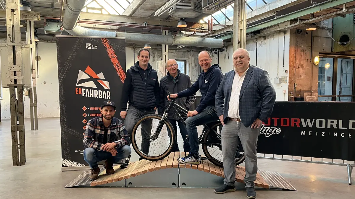 Samuel Löffler, Leiter Motorworld Metzingen Clemens Fritz, Pfarrer Siegfried Häusler, EJW Thomas Traub, Pfarrer Siegfried Häusler, Michael Karwounopoulus beim BikePlace in der Motorworld