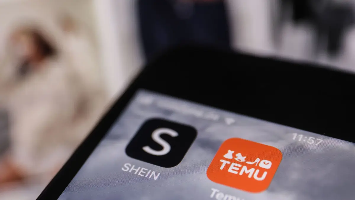 Handelsverbände verklagen Shein wegen unlauteren Wettbewerbs: ARCHIV - 01.10.2024, Nordrhein-Westfalen, Köln: Die Apps der Internethändler Temu und Shein sind auf dem Display eines Smartphones zu sehen. Zwölf französische Handels- und Industrieverbände wollen gemeinsam mit rund 100 französischen Marken die Billig-Onlineplattform Shein wegen unlauteren Wettbewerbs verklagen. (zu dpa: «Handelsverbände verklagen Shein wegen unlauteren Wettbewerbs») Foto: Oliver Berg/dpa +++ dpa-Bildfunk +++