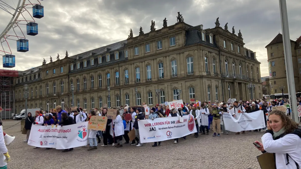 Demonstration von angehenden Ärzten im Praktischen Jahr in Stuttgart.
