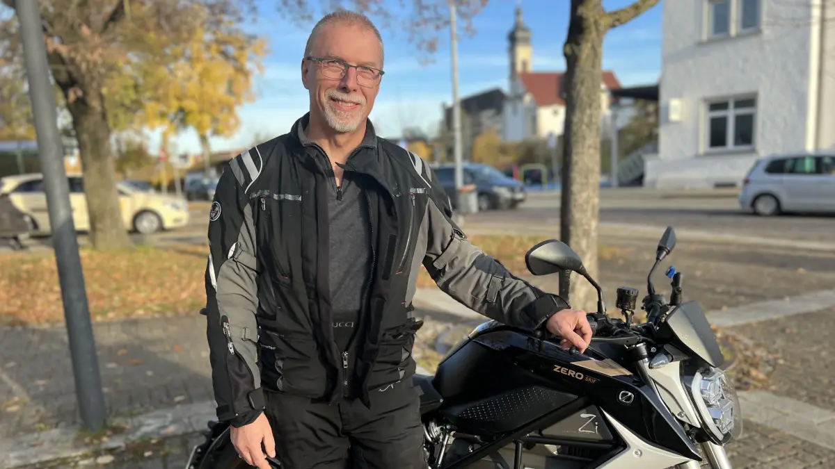 Manfred Janek mit seinem leisen E-Motorrad. Die Fahrzeuge müssten mehr gefördert werden, findet er.