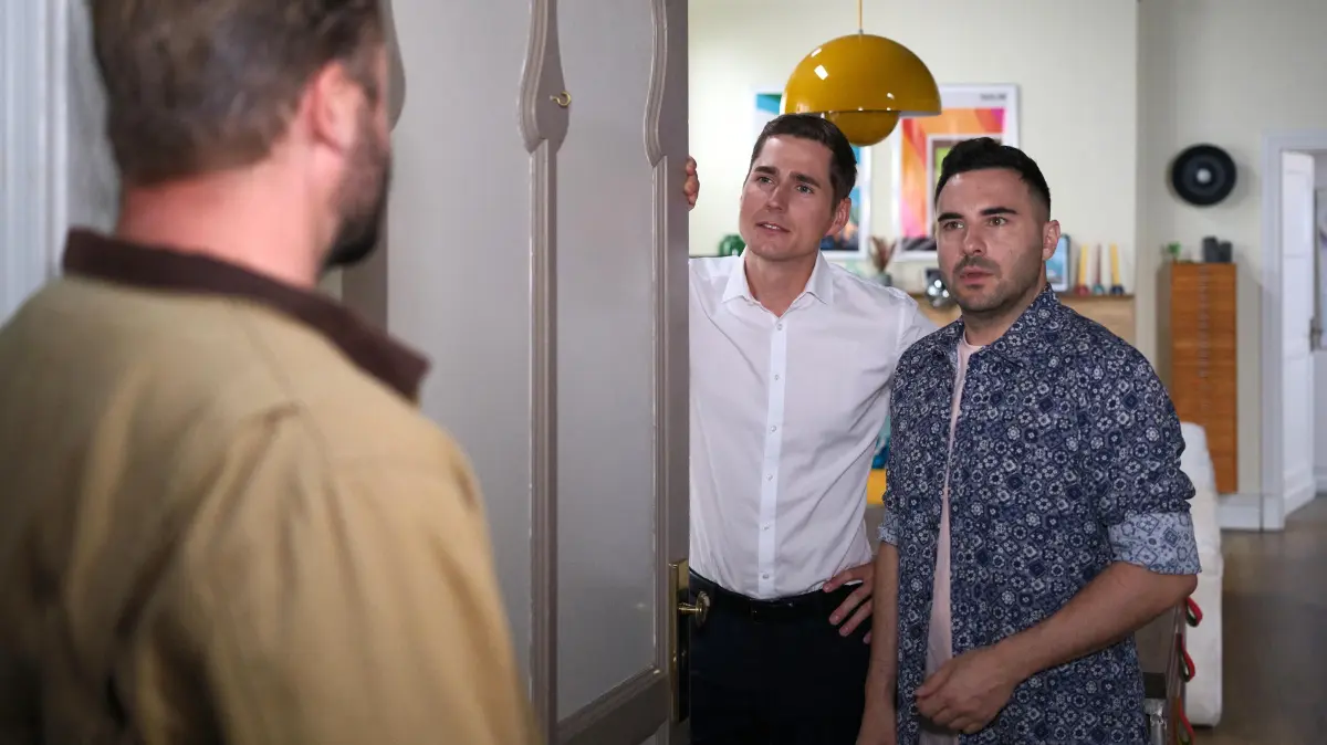 Easy (Lars Steinhöfel, r.) schiebt seine Spekulationen für einen Moment beiseite. Links Bambi (Ben Heinrich), in der Mitte Ringo (Timothy Boldt)