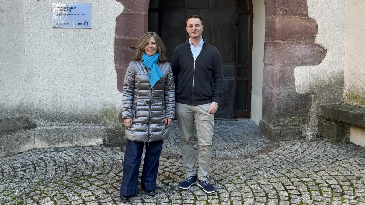 Tina Schäfer-Brennenstuhl und Thomas Buchschuster vor dem Eingang zur Horber Liebfrauenkirche, wo die katholische Kirchengemeinde am Sonntag ab 10.30 Uhr einen Solidaritätsgottesdienst feiert.