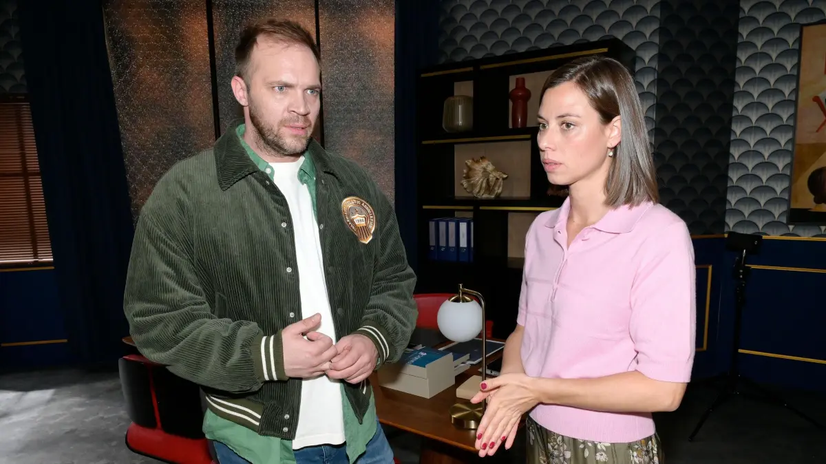 Erik (Patrick Heinrich) will, dass Matilda (Anna-Katharina Fecher) ihre gemeinsame Nacht geheim hält.