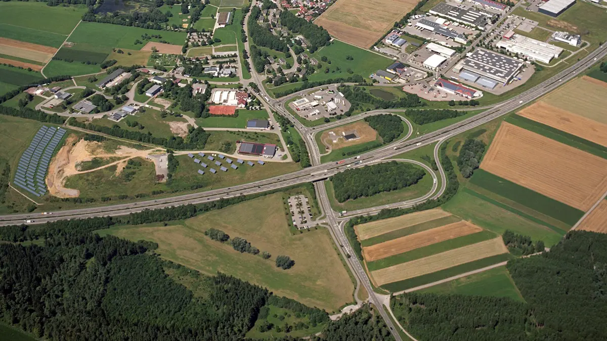 Kompass A 81: Vorsicht: Dieses Foto ist möglicherweise nur für den einstigen Verlag Schwäbisches Tagblatt verwendbar. •Nahe der Bundesautobahn A 81 bei Empfingen soll ein interkommunales Gewerbegebiet entstehen. Bild: Kompass 81