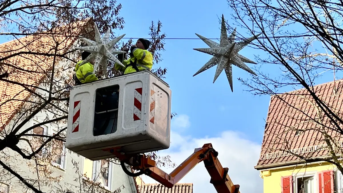 Alle Jahre wieder: In Rottenburg wird die Weihnachtsdeko aufgehängt