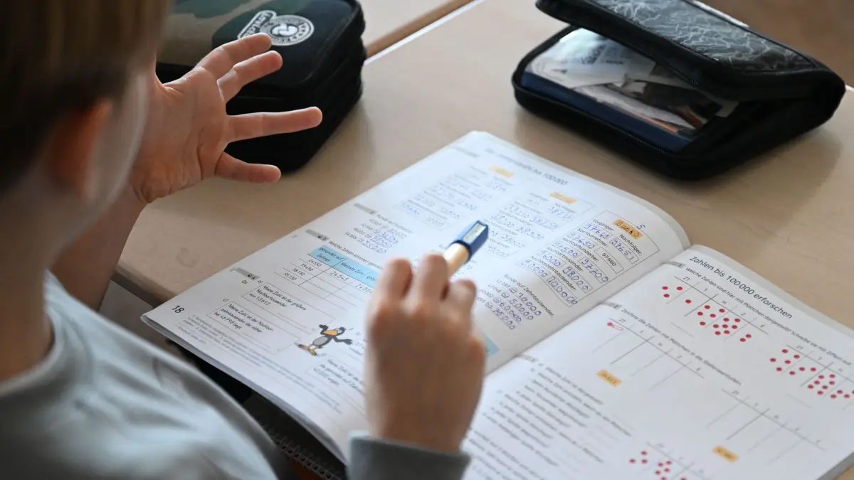 Grundschule: SYMBOLBILD - 05.11.2025, Baden-Württemberg, Stuttgart: In einer Grundschule arbeitet ein Schüler einer vierten Klasse an in einem Heft an seinen Mathematikaufgaben. (zu dpa: «Leistungstest Kompass 4 steht an - Das hat das Land geändert») Foto: Bernd Weißbrod/dpa +++ dpa-Bildfunk +++
