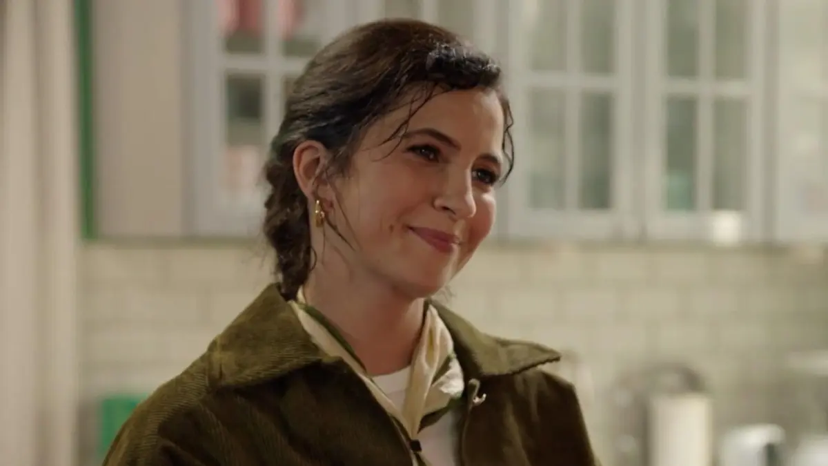 Laura (Chryssanthi Kavazi, r.) ist überraschend für einige Tage aus Los Angeles zurück und kann endlich ihre Mutter Yvonne (Gisa Zach) wieder in die Arme schließen. +++ Die Verwendung des sendungsbezogenen Materials ist nur mit dem Hinweis und Verlinkung auf RTL+ gestattet. +++