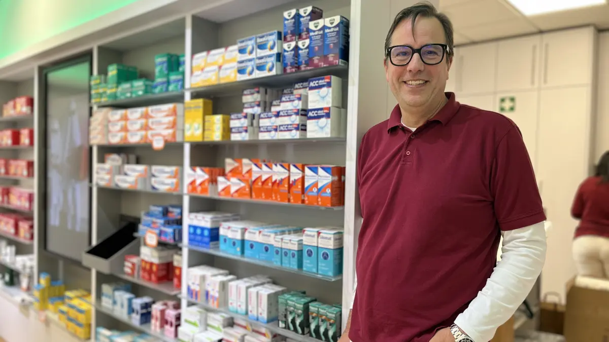 Ratsapotheke Crailsheim, Inhaber Dr. Dirk Schuster, Regal, Medikamente, Apotheker, Lieferengpässe
