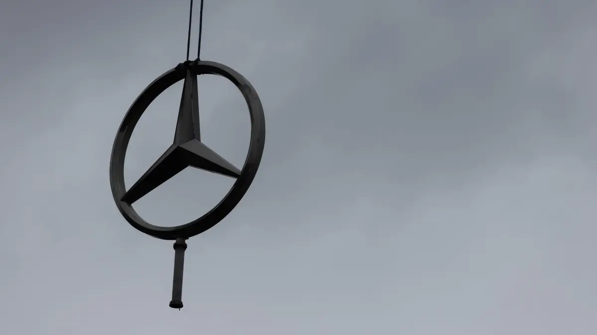 Abbau Mercedes-Stern an Autohaus: 19.11.2025, Nordrhein-Westfalen, Köln: Ein überdimensionaler Mercedes-Stern hängt an einem Kranwagen, nachdem er vom Dach einer Filiale von Mercedes-Benz demontiert wurde. Die Filiale des Stuttgarter Autobauers Mercedes-Benz wurde vor kurzem geschlossen. Foto: Rolf Vennenbernd/dpa +++ dpa-Bildfunk +++