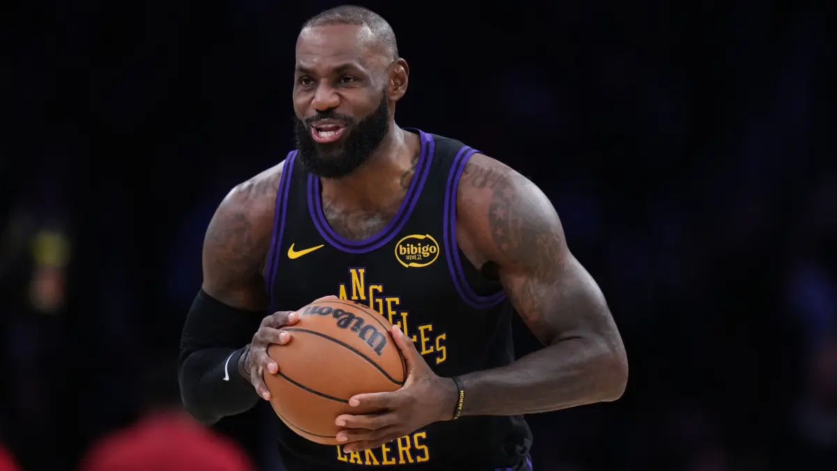 Los Angeles Lakers - Utah Jazz: 18.11.2025, USA, Los Angeles: Basketball: NBA, Los Angeles Lakers - Utah Jazz. Los Angeles Lakers-Forward LeBron James hält den Ball. Foto: Jae C. Hong/AP/dpa +++ dpa-Bildfunk +++